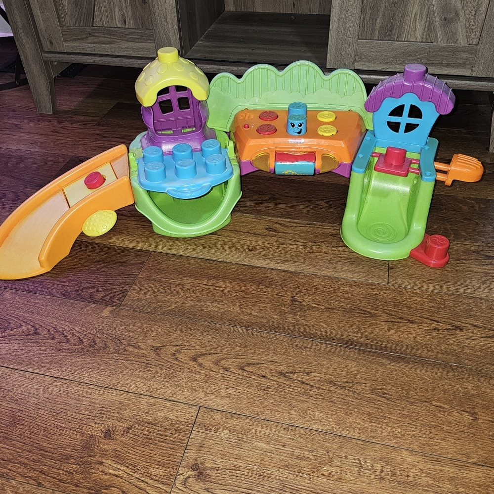 Fisher-Price Stack 'n Surprise SillyTown Songs And Smiles 2009 Playset Only Read